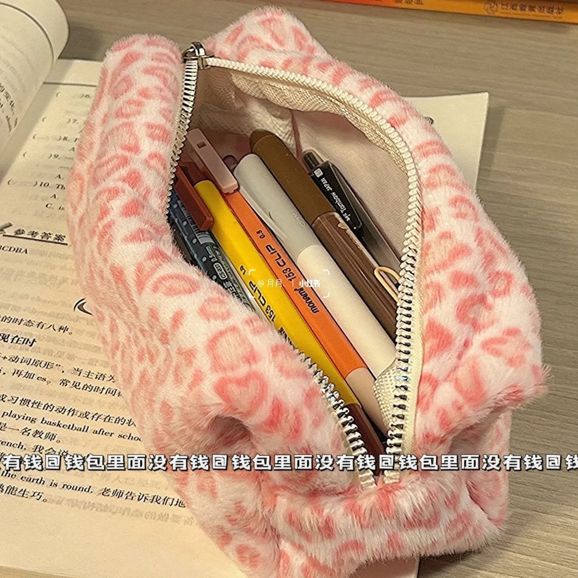Leopard plush stationery storage bag y2k junior high school portable ultra-soft pencil bag winter sweet cool hand-held pencil bag