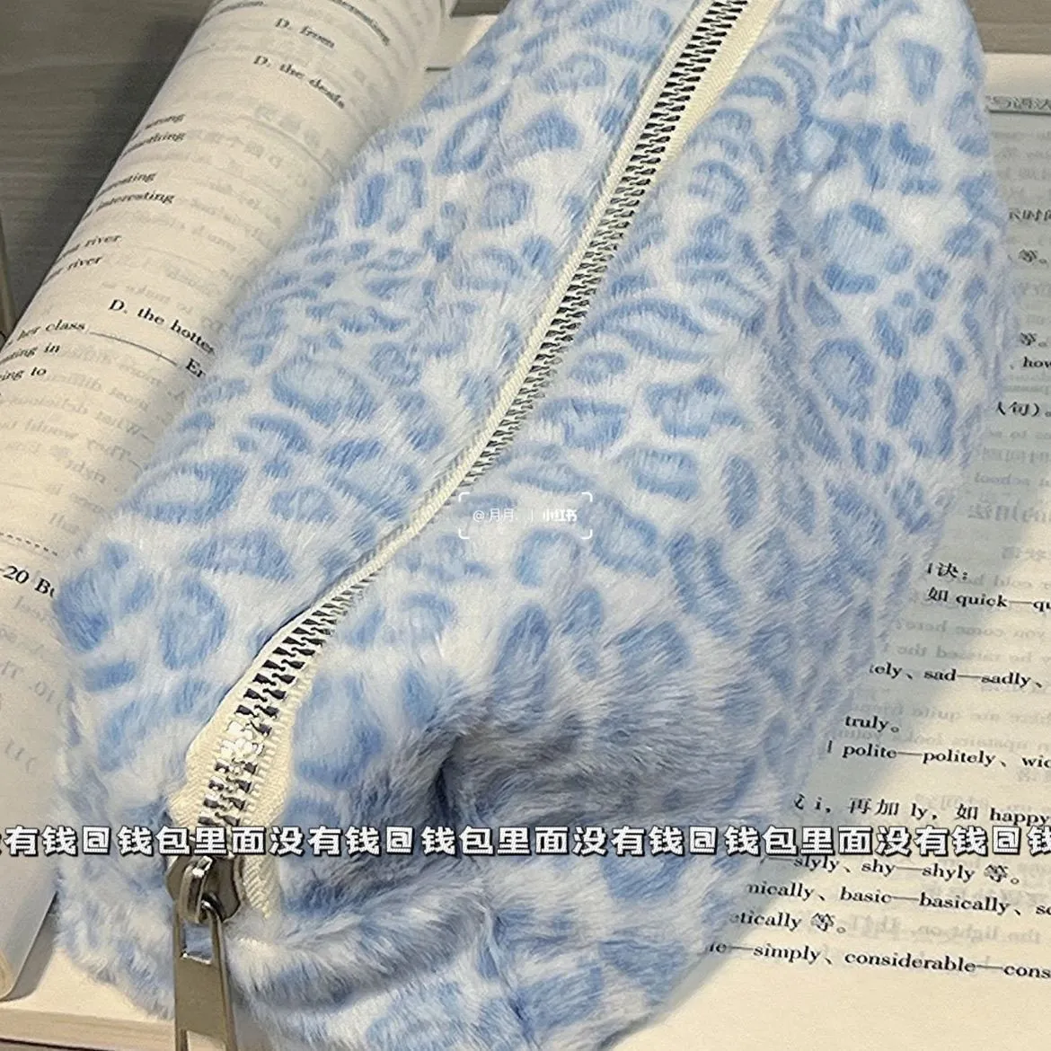 Leopard plush stationery storage bag y2k junior high school portable ultra-soft pencil bag winter sweet cool hand-held pencil bag – image 3